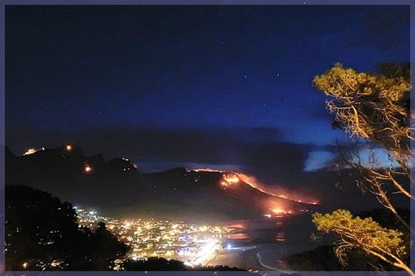 Nigh shot of Table Mountain&#x27;s Twelve Apostles on fire October 2017