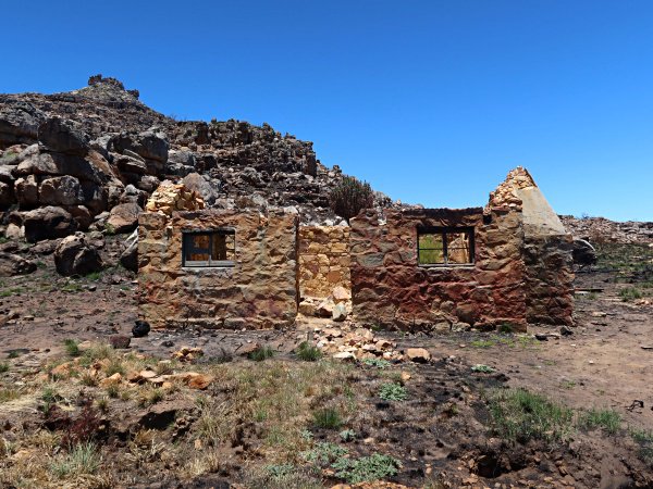 hut burned by fire middelberg cedereberg