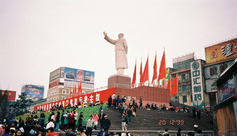 statue of moa Zedong Chendu, dec 1999