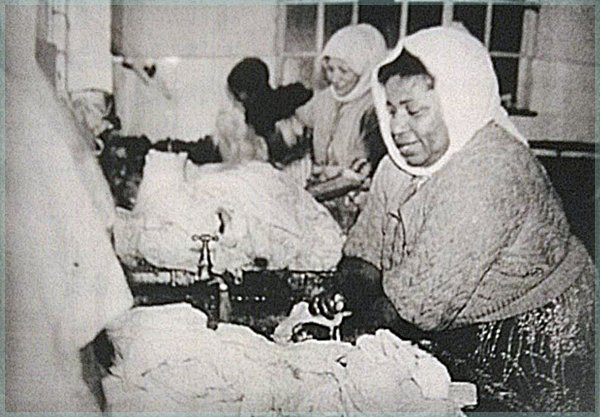 Cape Town women doing laundry in wash-houses